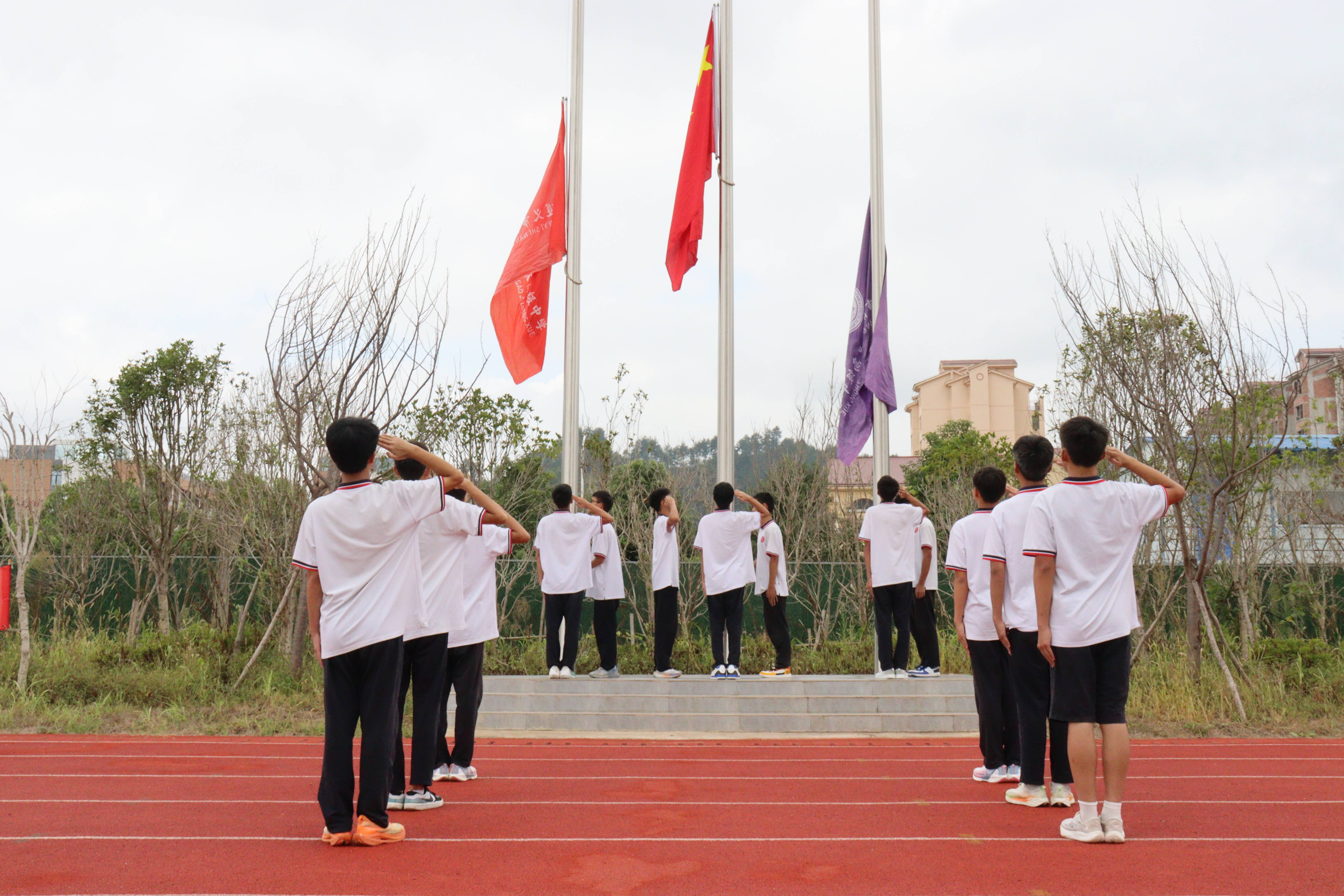 中学生升旗仪式图片