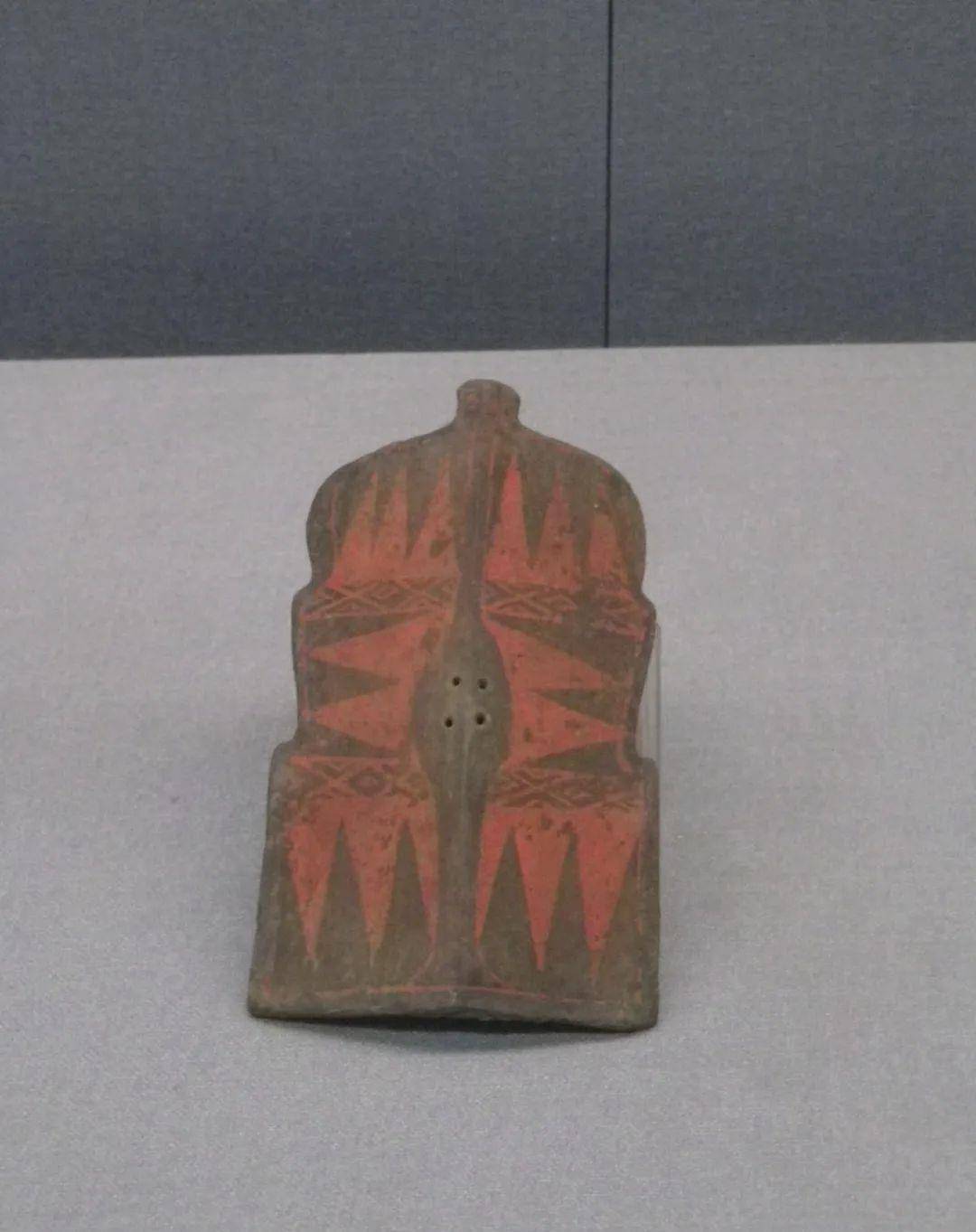 上图为杨家湾出土汉俑所执盾牌战国到秦汉的盾一般是用皮革或木制成