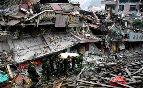 汶川地震集体火化图片