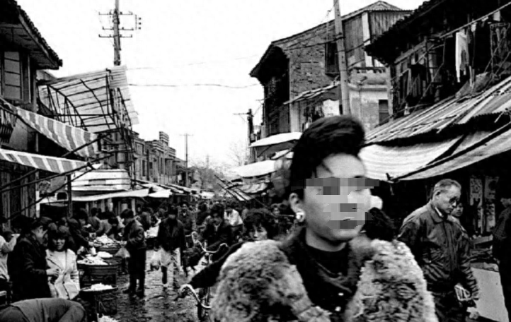 2003年,四川女毒贩被押送刑场,女儿跪在地上请求:我替我妈赴刑