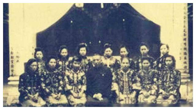 1932年,杨森和四个小妾,一张罕见的合影,福寿双全,儿孙满