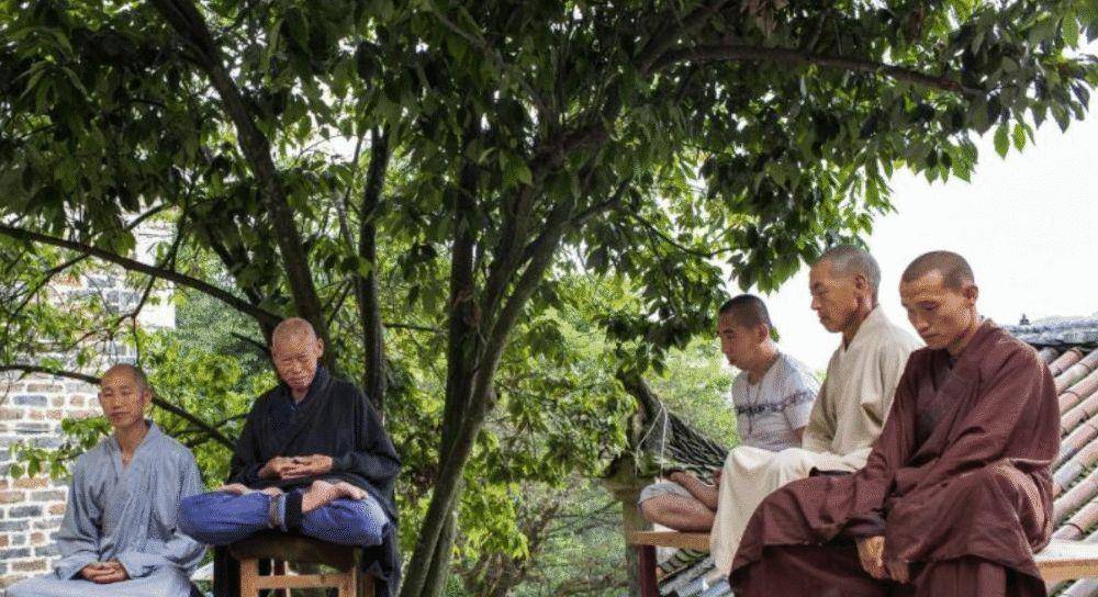 释觉定法师回顾半生的坎坷经历,记起早年梦境的偈语,恍然大悟.