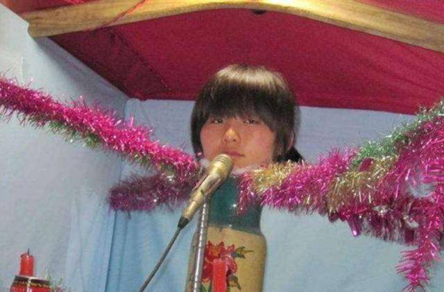 使得"花瓶姑娘"更引起人们的好奇心,纷纷想亲眼看到是否真实存在,是否