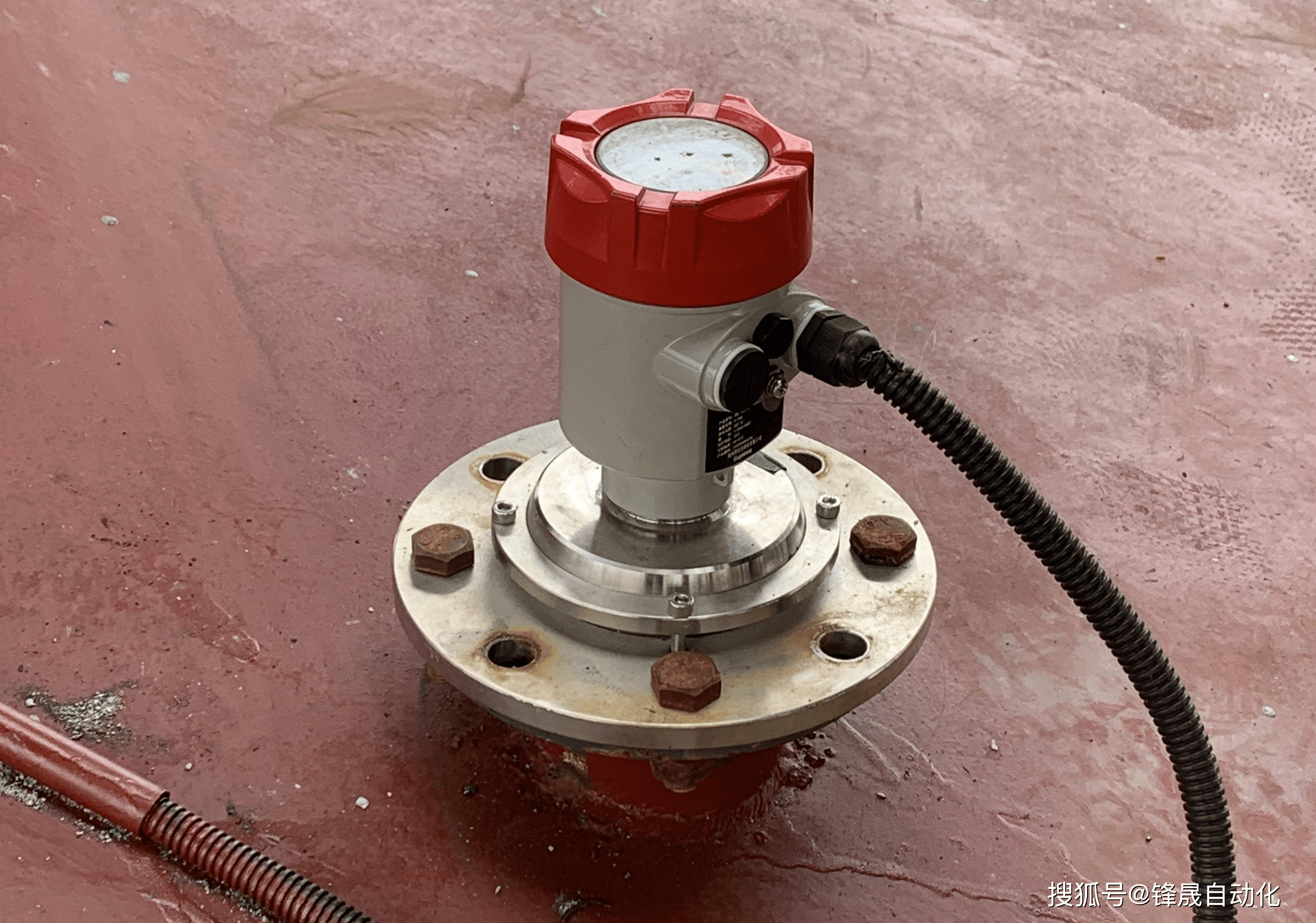 料位计测量系统与贴片式料位计的使用效果对比