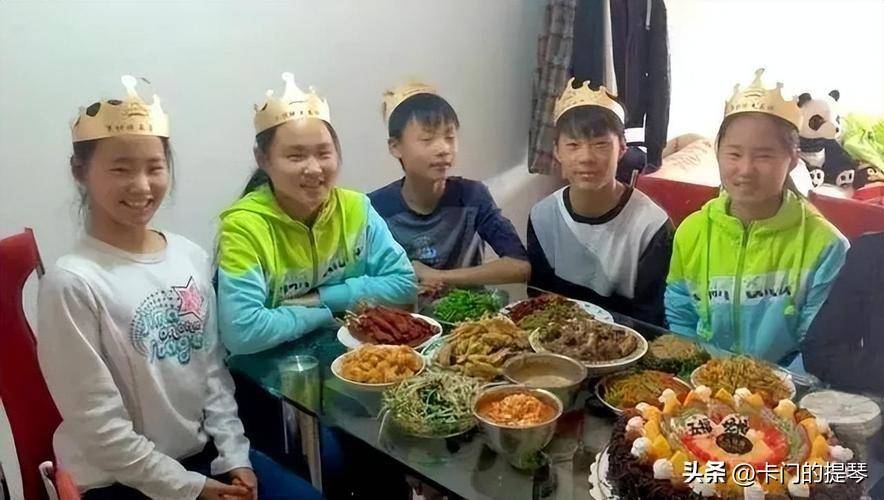 2006年,安徽夫妇生下五胞胎,父母坚持不愿送人,如今已读高中