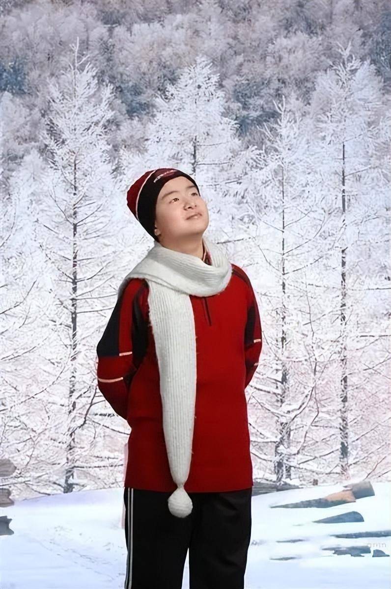 "五道杠"小学生,曾因一脸"官相"而走红,如今状态却令人泯然_黄艺博