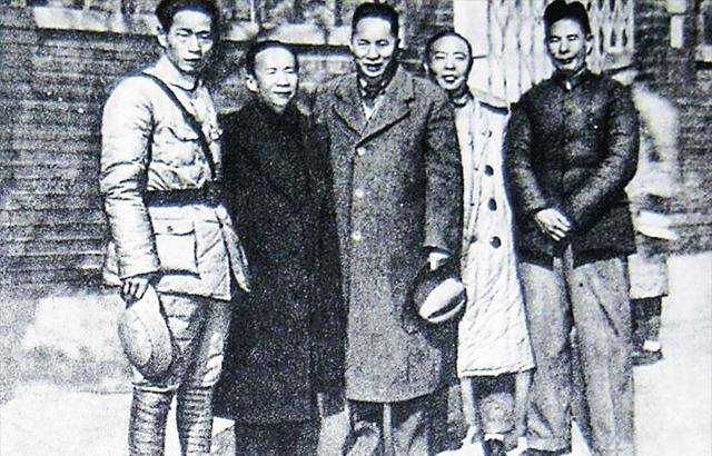 万事万物有正有负,既有宁死不降的硬骨头,那也就会有投敌变节的软脚虾