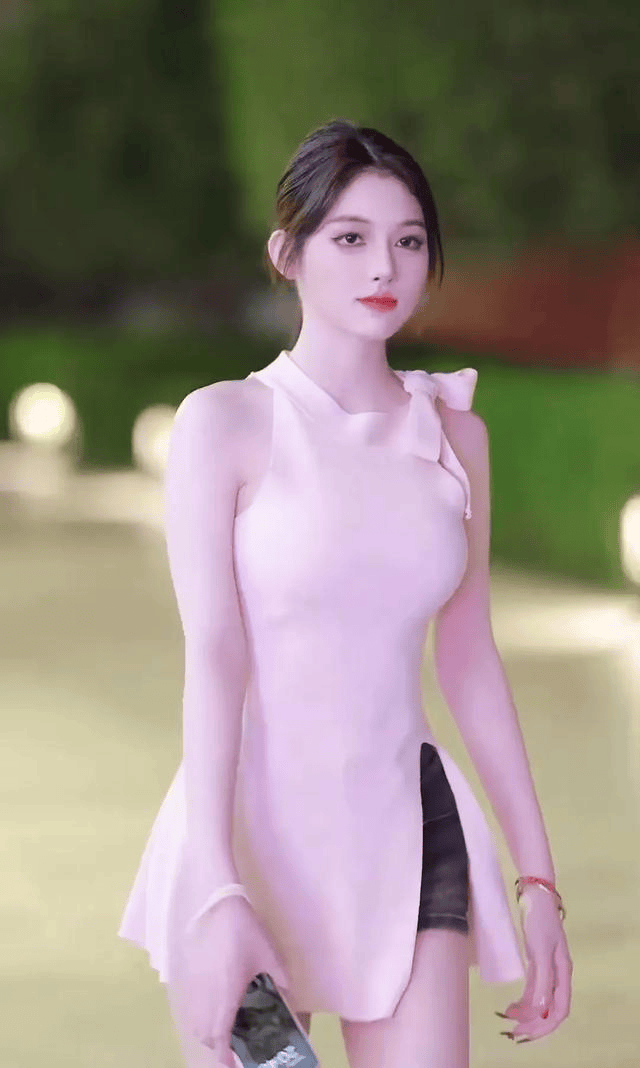 绝了!成都一小姐姐因身材太好引发热议,网友:这身材谁顶的住啊