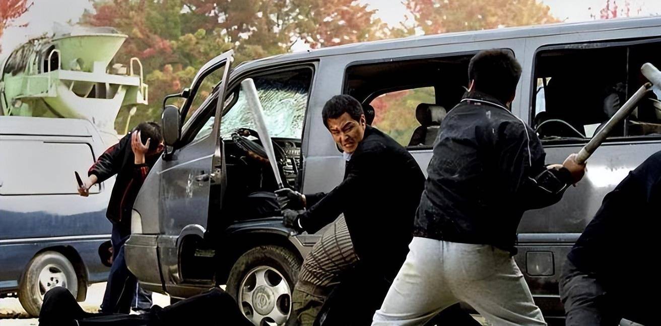 头破血流的欠债人,收取保护费不顺心就砸坏货品和摊位,石家庄人民在