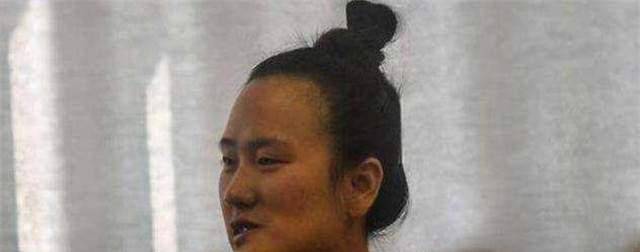 "歪脸女孩"赵宏秋,受资助变女神,舍弃百万年薪当老师