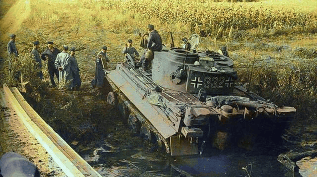 原创二战珍贵彩照,闪击法国时,德军一路走一路缴获法军丢弃的坦克!