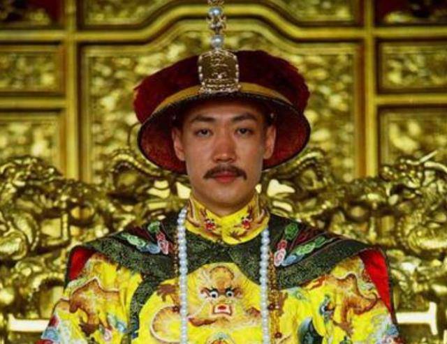 和珅被嘉庆赐死,他缓缓拿出乾隆给的保命诏书,不料里面就3个字