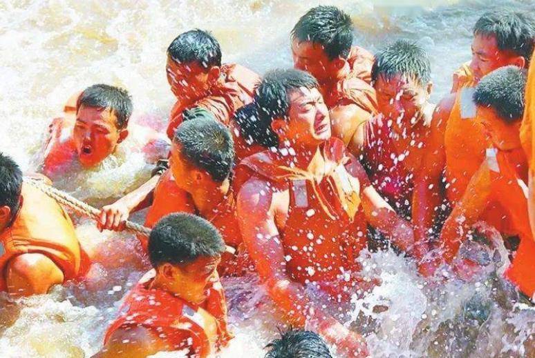 98年抗洪感人一幕,百姓哭喊:求求你们别跳了,房子我们不要了