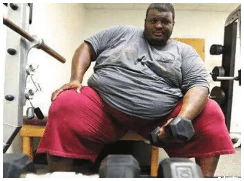 800斤相扑之王:50岁娶上娇妻,婚后一年离世,妻子继承千万遗产_曼尼