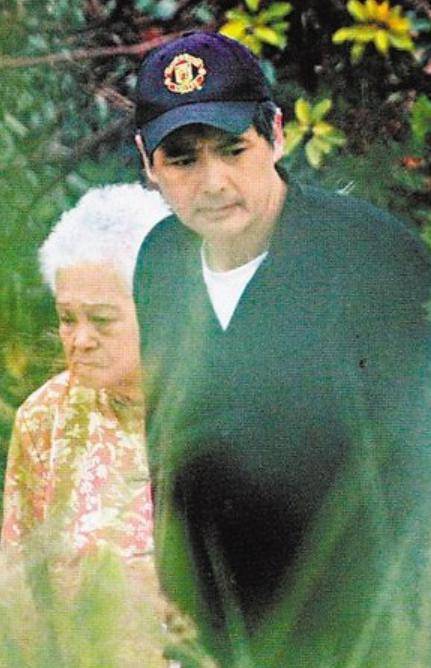 两大影帝母亲葬礼,一个丧事从简沉默寡言,一个风光大葬哭红双眼