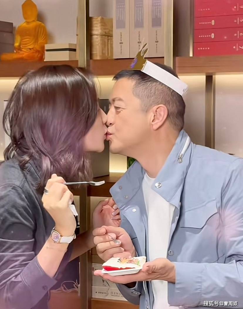 李亚鹏庆祝52岁生日,跟娇妻嘴对嘴秀恩爱,满脸的皱纹苍老不少