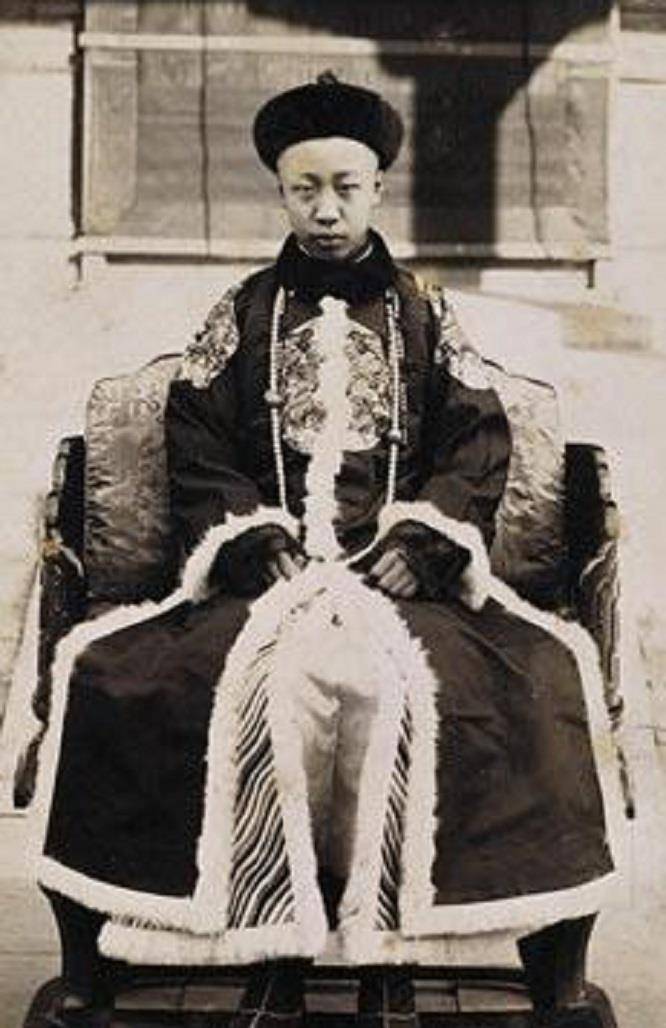 从此,溥仪悲惨的童年开始了,溥仪的母亲是慈禧心腹荣禄的女儿,慈禧很