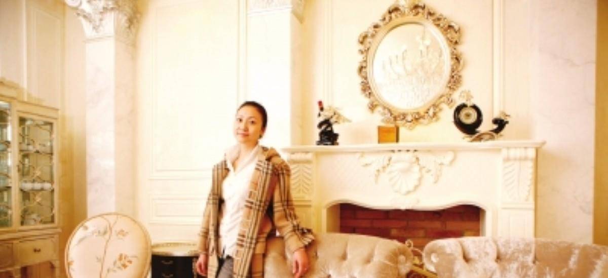 离婚之后,唐颖在长沙鸿铭中心开办了一家红酒会所,成了个穿着时尚