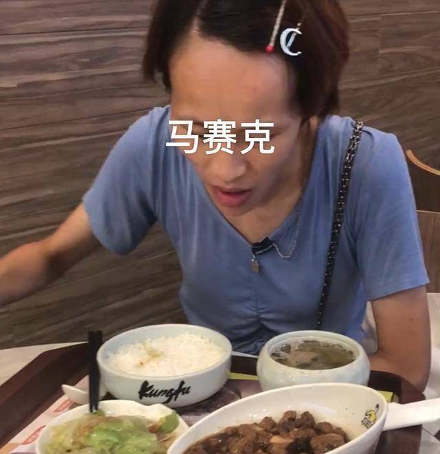 但是很明显,女孩在沟通语言和交流表情等方面,都比正常