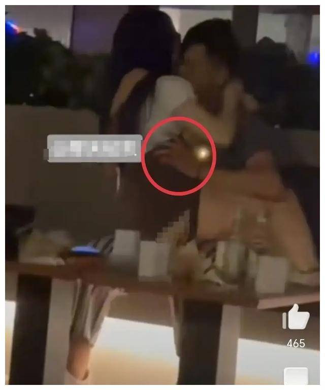 相当炸裂 男女在咖啡店激吻