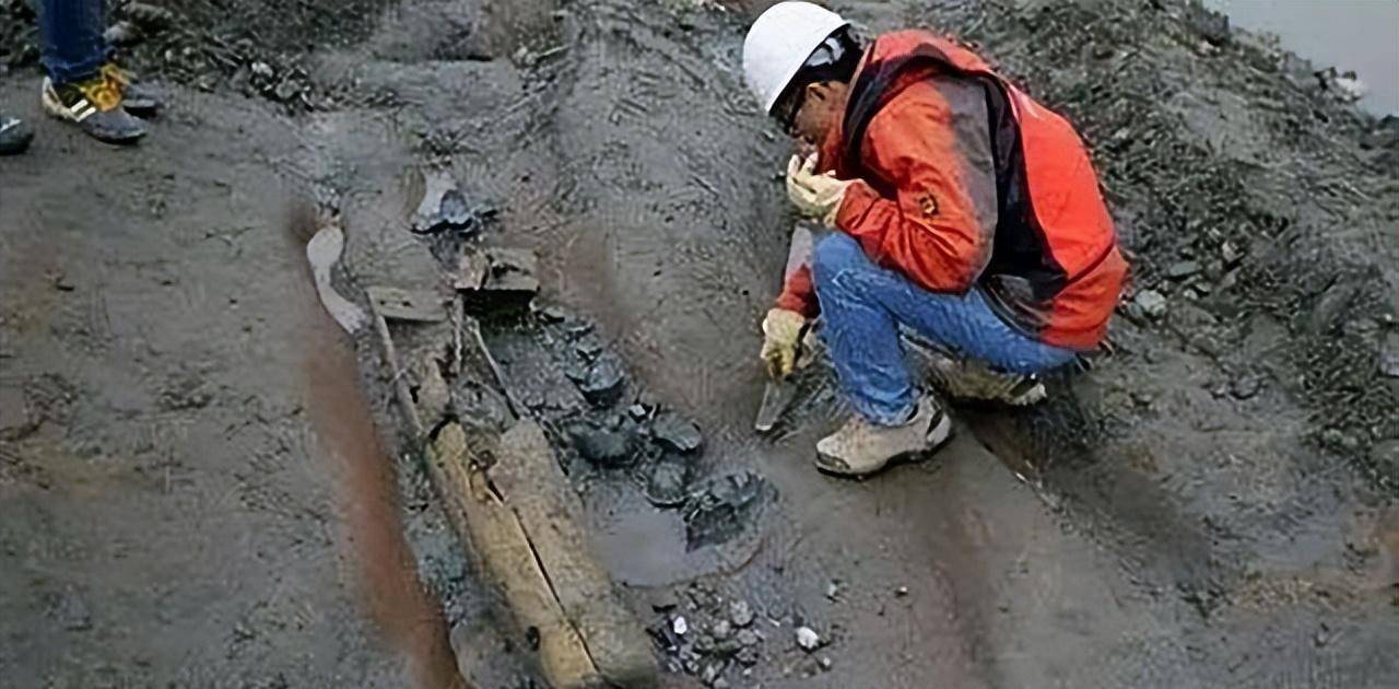 2017年张献忠沉银发掘现场:长达百米河床堆满金银,传说果然是真