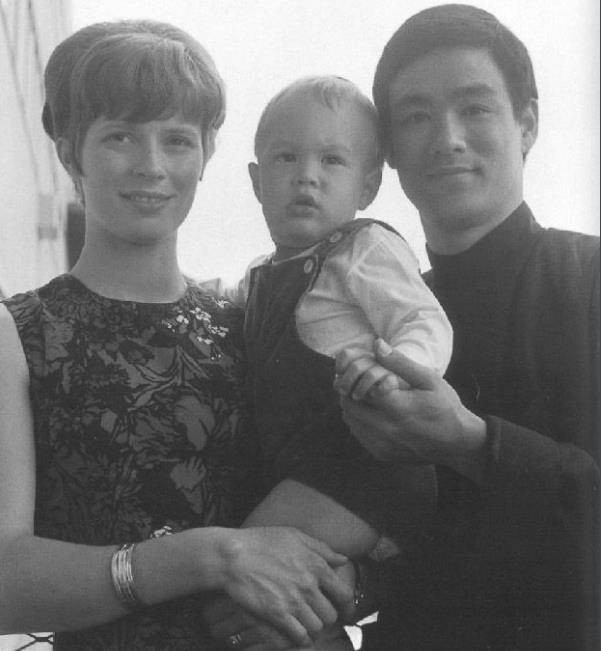 为啥李小龙死后,他妻子要和他徒弟结婚?_琳达·爱莫瑞_汤姆_中国