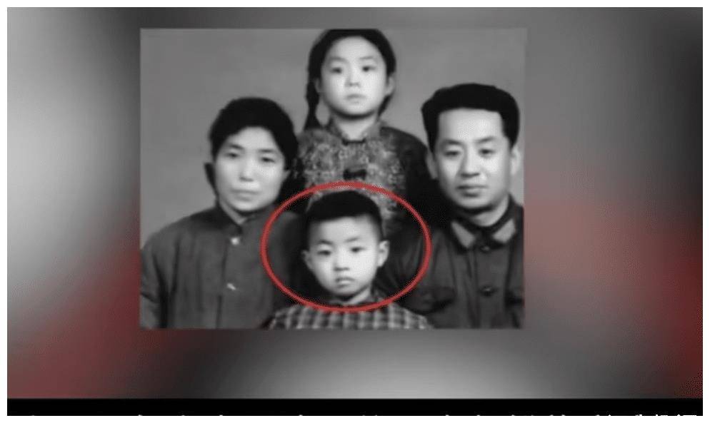 金星的父亲出生于1940年,是一个参谋,父亲从小对他还是很严格的.