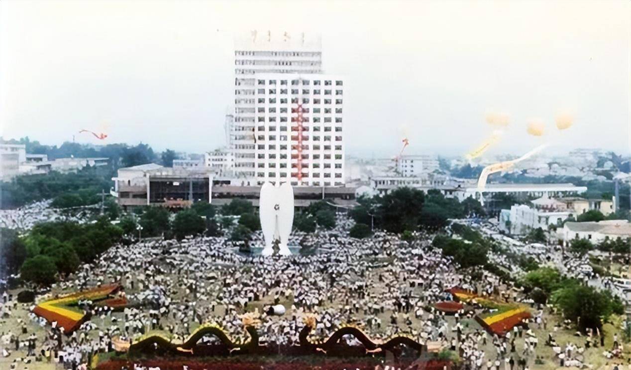 这是一组九十年代的广西北海老照片,记录了当时的城市面貌和社会人