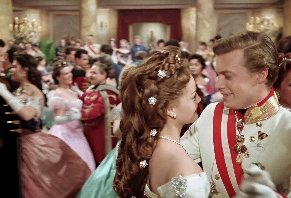 茜茜公主:17岁嫁入王室,长女早夭,独子为爱殉情,61岁香消玉殒