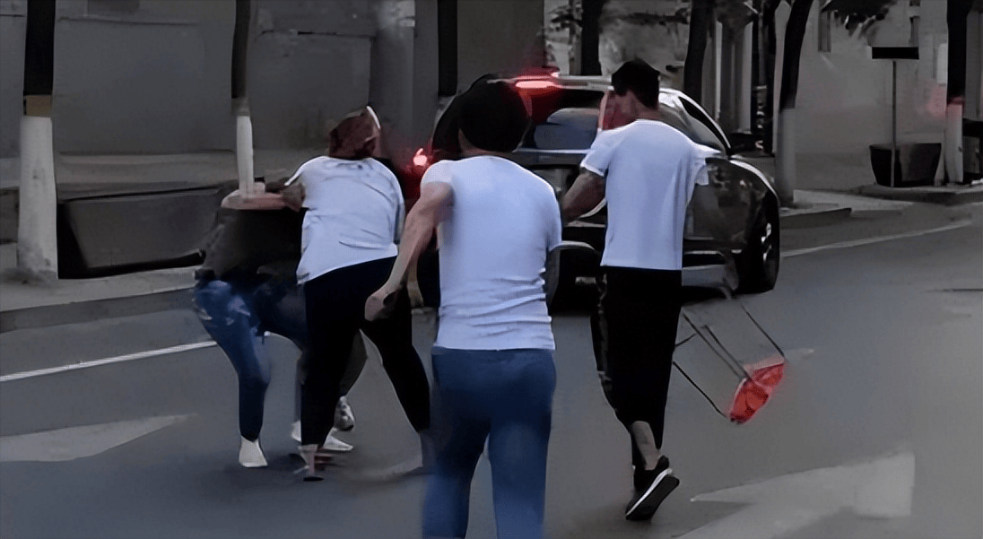 通过对于街头混混打架的观察,陈鹤皋很快便发现这些小混混打架向来