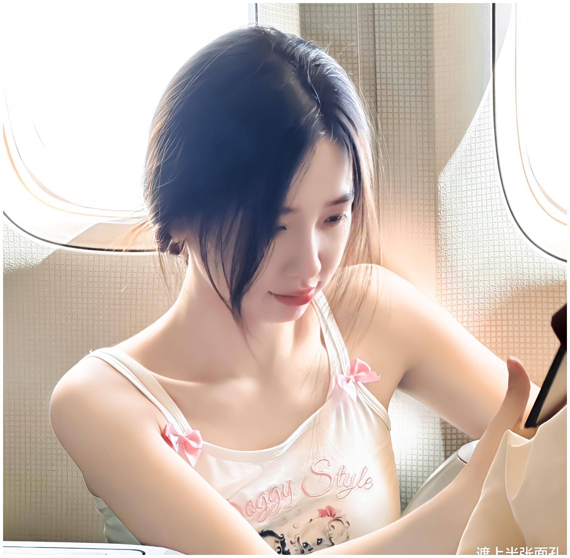 女星虞书欣穿衣惹争议,可爱小狗图案上印有涉黄英文,被批没文化