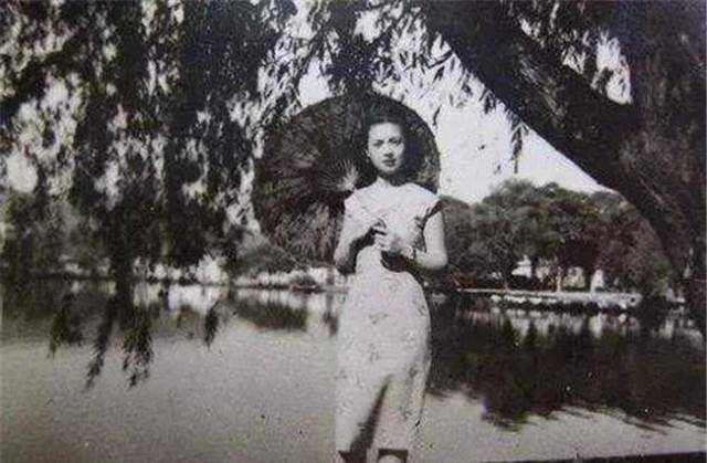 有严重洁癖的民国千金,每天要换洗床单,晚年生活依靠卖油条维生_芷芳