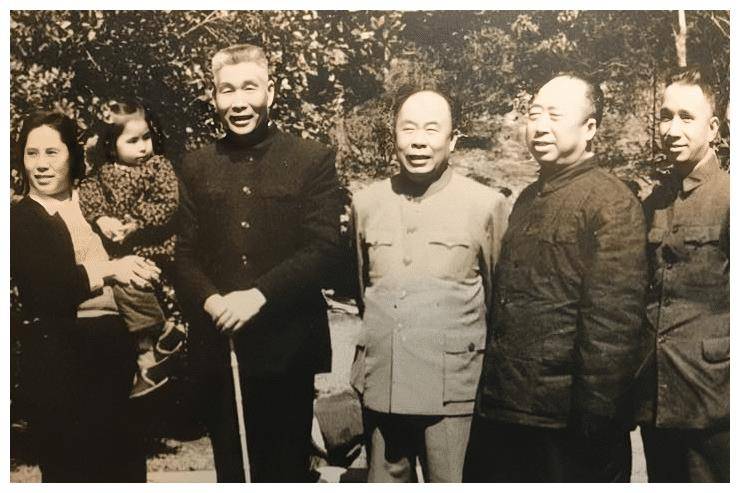 1959年，粟裕专门去看望一位无冕将军，恭敬地喊：老首长_滕代远_敌人_军衔