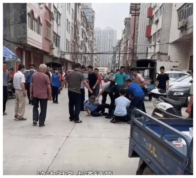 广西一商贩违法占道经营,持刀阻碍城管执法,致一城管重伤_桂平市_西山
