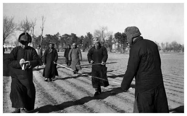 通过土地改革,政府将土地分配给农民,使农民成为了土地的所有者,实现