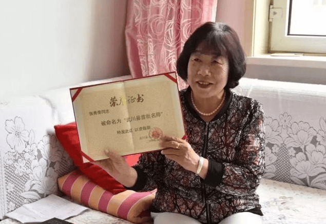 1981年，老师买20元棉鞋，26年后学生送套新房，背后的感人故事