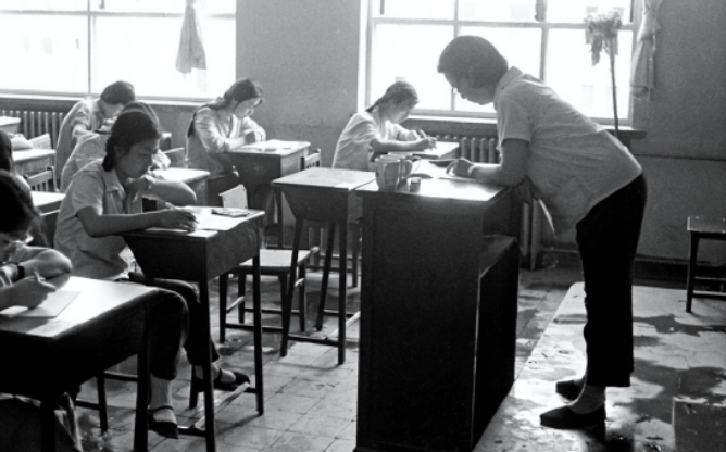 1981年，老师买20元棉鞋，26年后学生送套新房，背后的感人故事