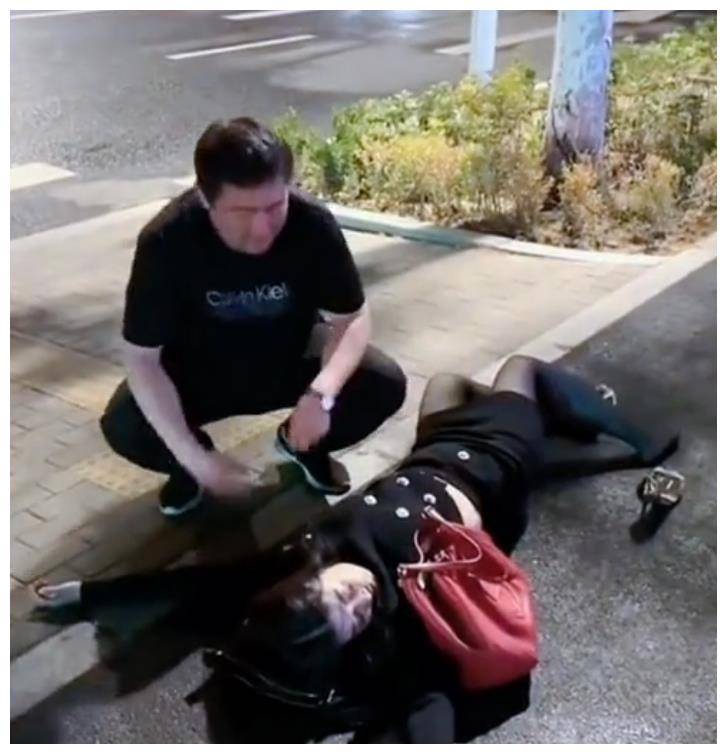 深夜美女喝醉酒找不到回家的路,陌生男子一路跟随,最后被感动了