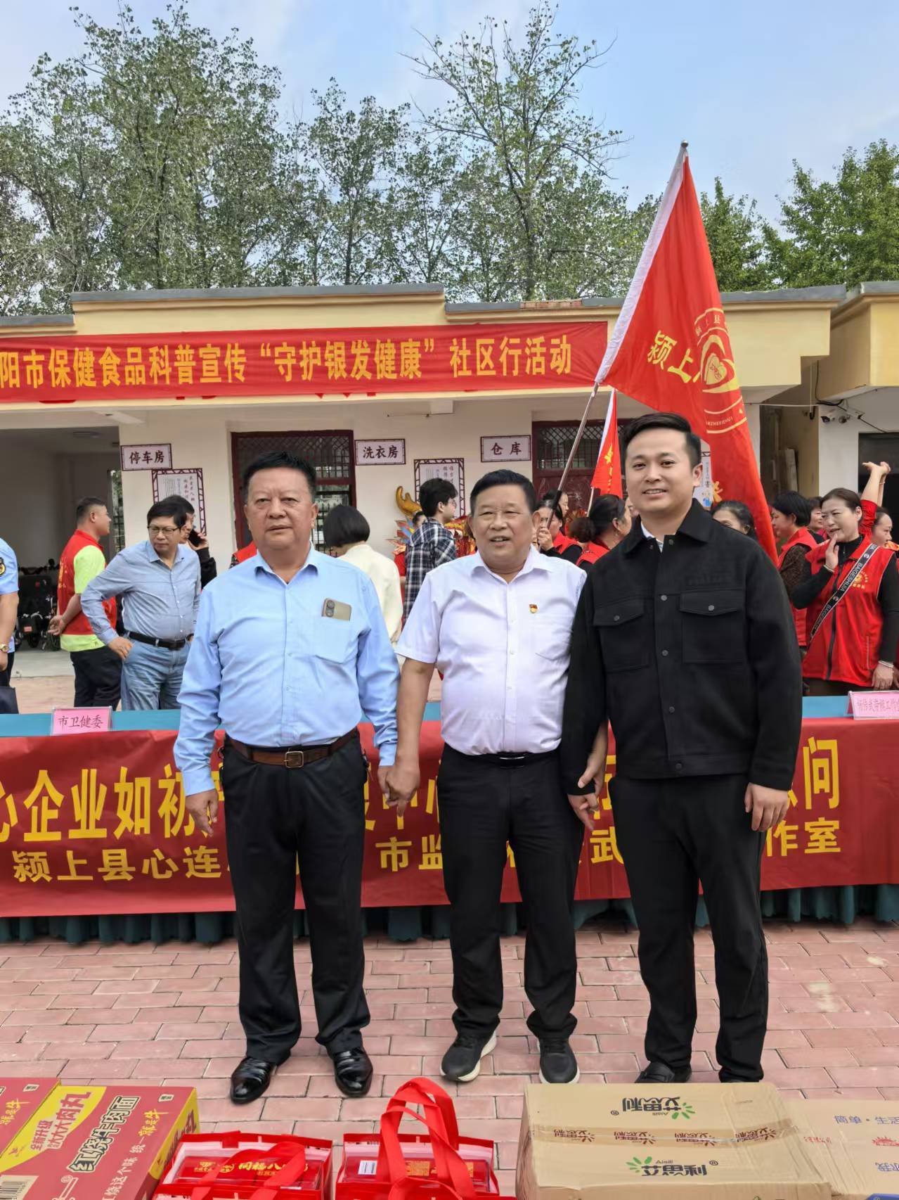 来到了慎城镇詹家岗社区敬老院,为50多位老人进行了亲切的慰问.