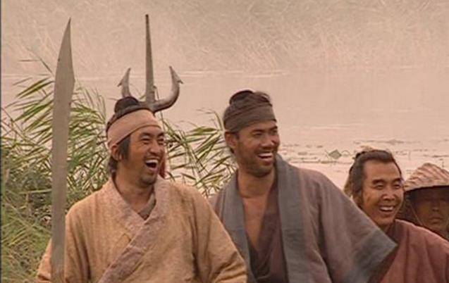 鬼刘唐也挺着朴刀杀上来,行者武松掣出双戒刀,没遮拦穆弘,九纹龙史进