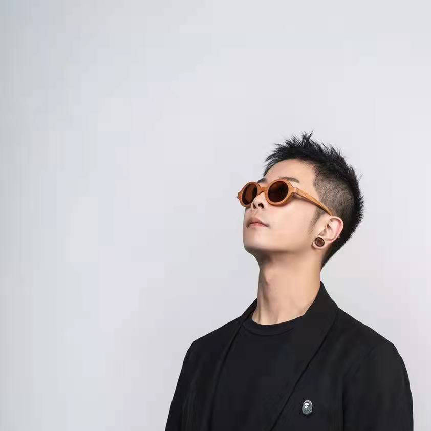 王晓天"发癫三部曲"第一曲《北山歌舞厅》上线复古曲风引发理想与现实