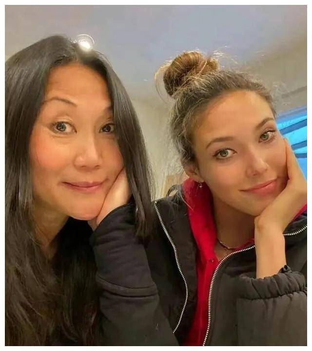 谷爱凌的家人亮相,背景竟如此强大!她的成功是因为家庭氛围吗?