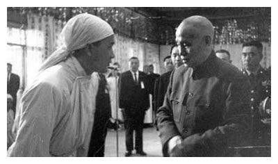 1957年蒋经国与陈诚明争暗斗不断,蒋介石:你们都是我最亲近的人