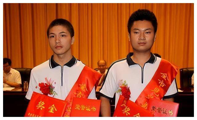 江西两位夺刀少年,为拯救全车人错过高考,十年后更加让人敬佩