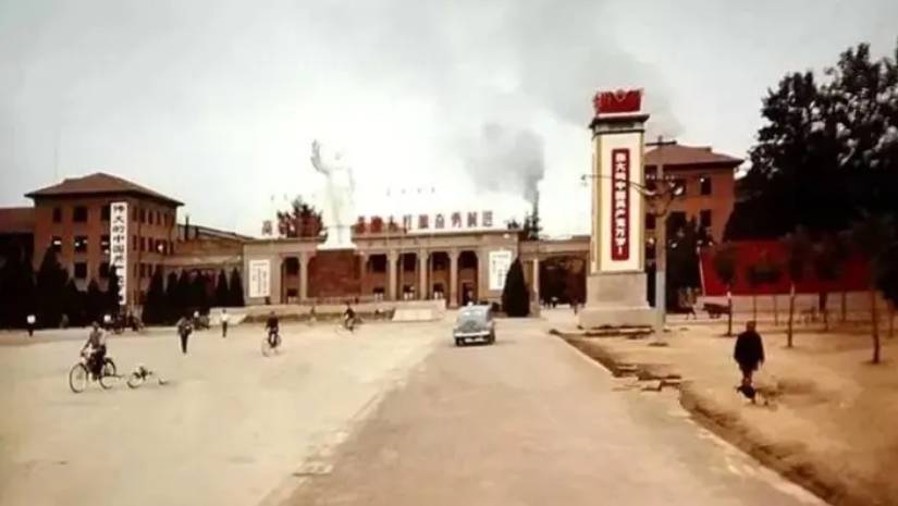 1973年,美国人拍摄的洛阳一拖,国营工厂的待遇,真是让人羡慕