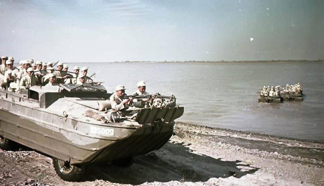 照片中的解放军戴的头盔是美军m1军用头盔,使用的机枪美军勃朗宁m2式