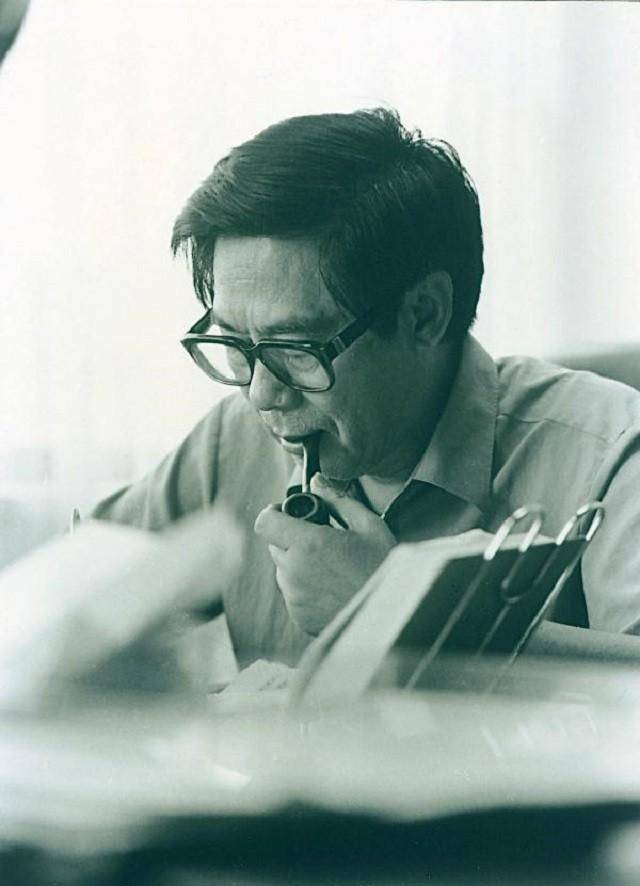 家中的老人们也不喜欢这个"孤僻阴沉"的孩子,进入学校后的柏杨也不受