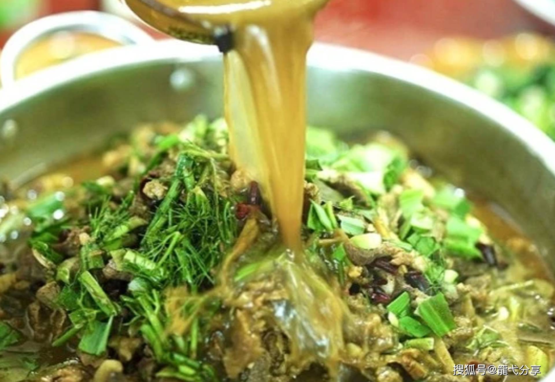 "百草汤"是一种独特的地方美食