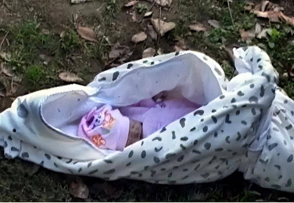 1990年,重庆光棍捡到女弃婴,相依为命多年,她如何报恩?