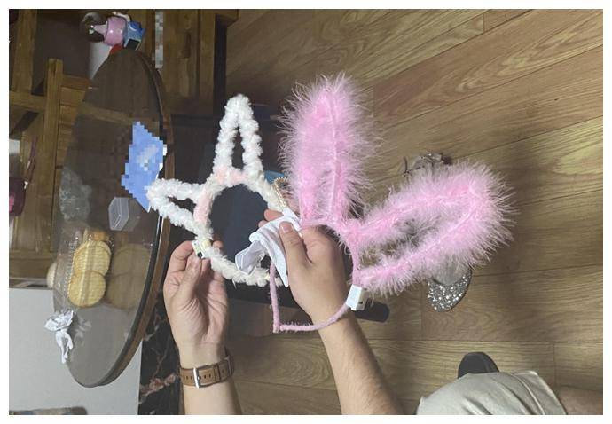 放着一套落灰的直播设备,此外,客厅里还有快手视频中出现过的芭比娃娃